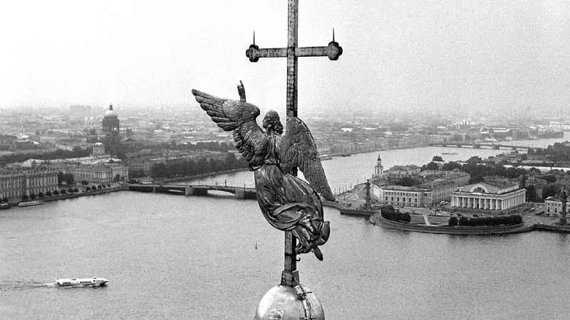 Канал "Аристократический вестник" поделился цитатой Дмитрия Мережковского и ссылкой на Госуслуги.
