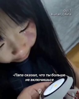Девочка попрощалась со сломавшимся роботом-учителем, который обучал её английскому и астрономии.