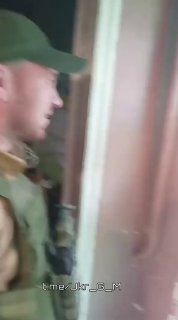 Украинские военные используют гражданские здания для размещения позиций и укрытий.