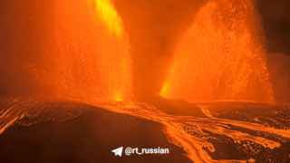 Вулкан Килауэа на Гавайях начал извержение, выбрасывая фонтаны лавы высотой до 450 метров.