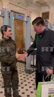 Военкор RT Дмитрий Дюжев встретился с командиром трофейного БТР М113 на праздновании 20-летия телеканала