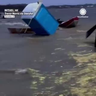 Мощный шторм обрушился на запад Аляски, затопив прибрежные поселки и эвакуировав более двух тысяч жителей.