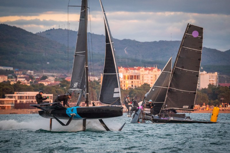 В Геленджике проходит регата Runduk Foiling Cup с участием опытных яхтсменов.