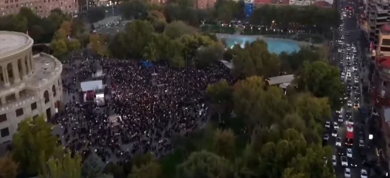 В Ереване прошел митинг против мирных договоренностей между Арменией и Азербайджаном.