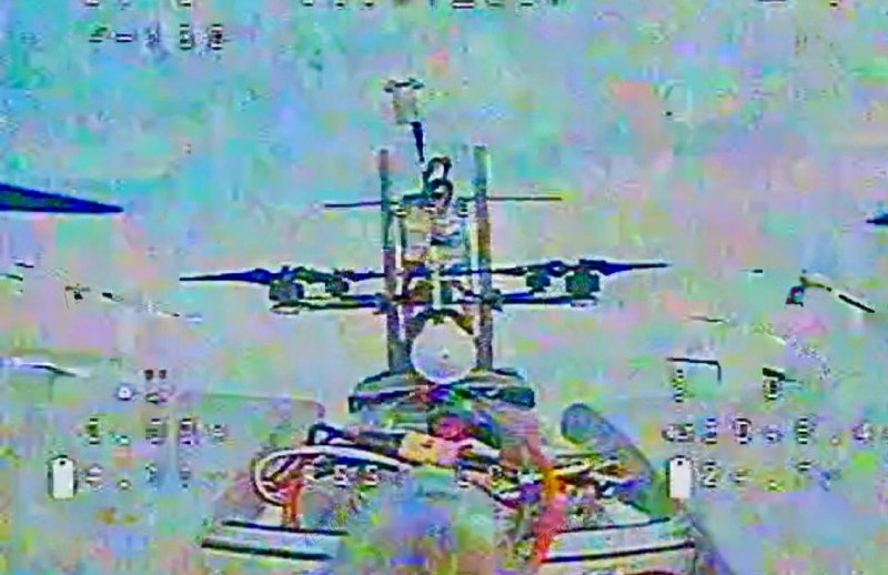 Два FPV-дрона находятся в поле зрения друг друга.