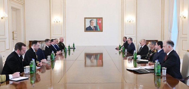 Президент Азербайджана Ильхам Алиев принял командующего Центральным командованием США и адмирала Военно-морских сил Бреда Купера.