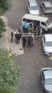 В Днепропетровске толпа напала на микроавтобус с военкомами.