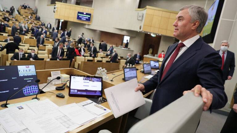 В Госдуме предлагают законодательно закрепить изображение крестов на гербе России