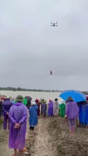 Спасатели эвакуировали мужчину с дерева с помощью дрона во время наводнения во Вьетнаме