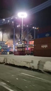 Взрыв и пожар на грузовом судне в порту Лос-Анджелеса