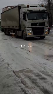 Гололед парализовал движение большегрузов в Екатеринбурге и на трассах