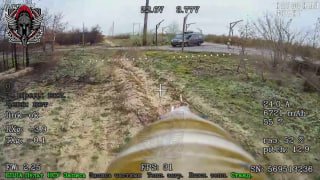 Попадание FPV-дрона по микроавтобусу ВСУ на Краснолиманском направлении