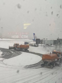 В Кольцово задержаны десятки рейсов из-за снегопада