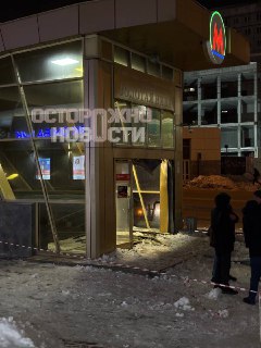 Автомобиль врезался в метро в Новосибирске