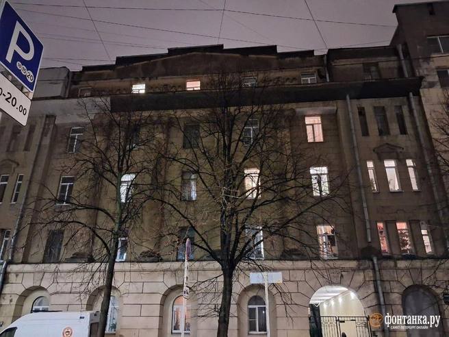 В петербургском доме уже 6 лет не работает лифт, инвалидам приходится нанимать санитаров
