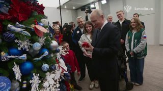 Путин принял участие в акции "Елка желаний"