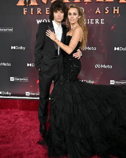 Майли Сайрус обручилась с Максом Морандо