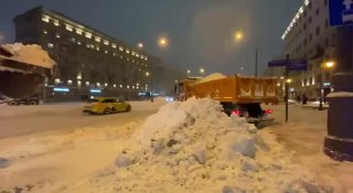 В Москве устраняют последствия сильного снегопада
