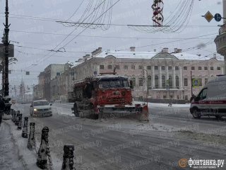 В Петербурге коммунальные службы борются со снегом