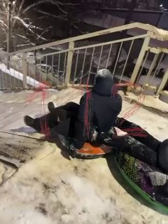 Дети устроили катание на тюбингах в метро