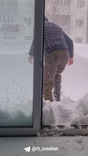 На Камчатке из-за снегопадов люди выходят из домов через окна