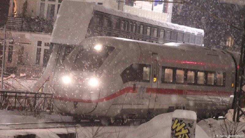 Немецкие железные дороги столкнулись с проблемами из-за снегопадов, российские 'Сапсан' назвали примером