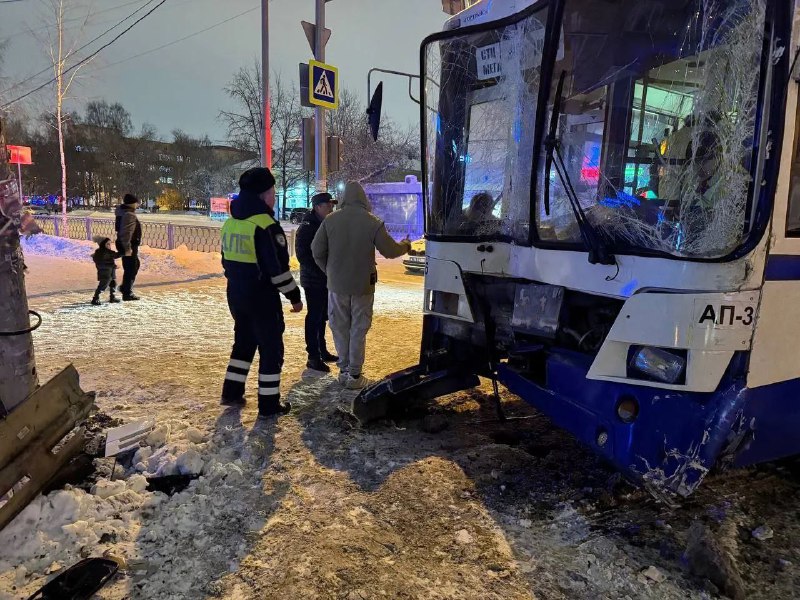 Автобус въехал в столб в Екатеринбурге
