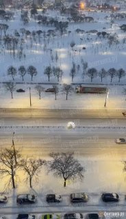 В Петербурге трактор убирал снег на проспекте Славы