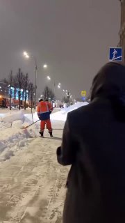 Добрая москвичка угостила коммунальщиков