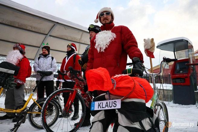 В Петербурге прошел велопарад Дедов Морозов и Снегурочек