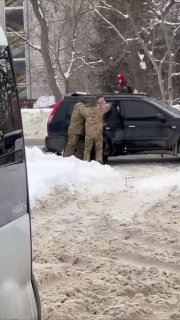 Мужчина имитирует птиц для охоты