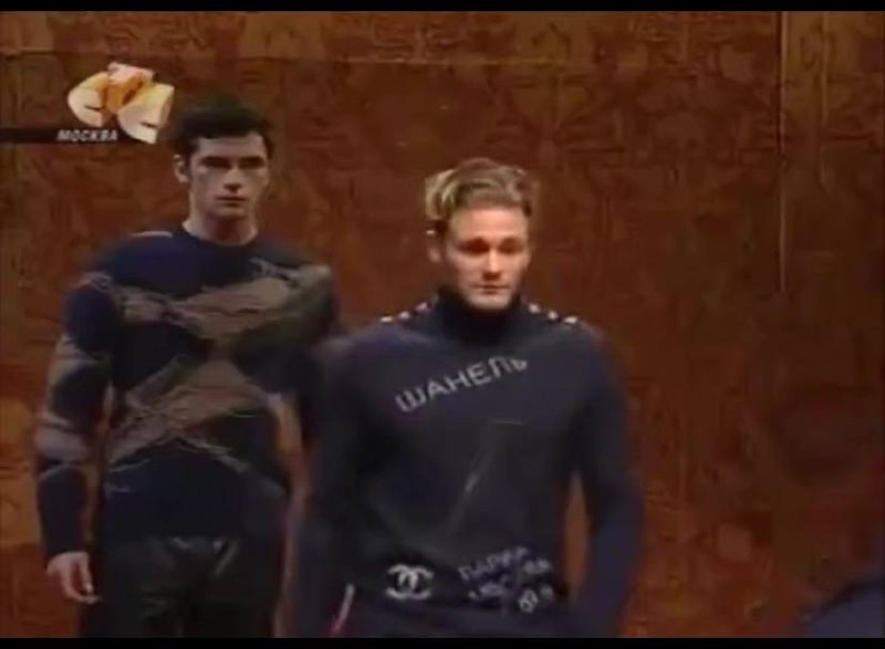 Свитер "Шанель" с русским текстом на показе в Малом театре