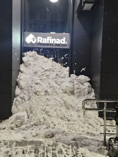 Жители ЖК завалили офис УК снегом из-за плохой уборки