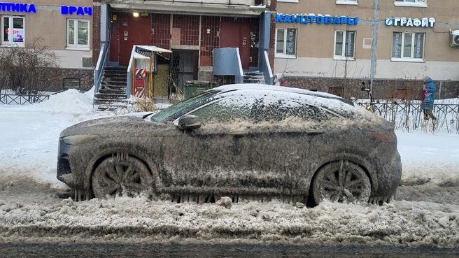 В Петербурге автомобили сковало льдом после разлива холодной воды