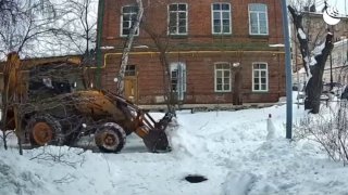 Коммунальщик переставил снеговика, чтобы не снести его