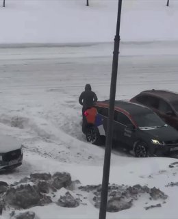 Москвича закопали вместе с каршерингом