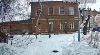 В Оренбурге тракторист перенес снеговика с дороги