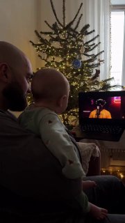 Отец показывает сыну интернет-тренды